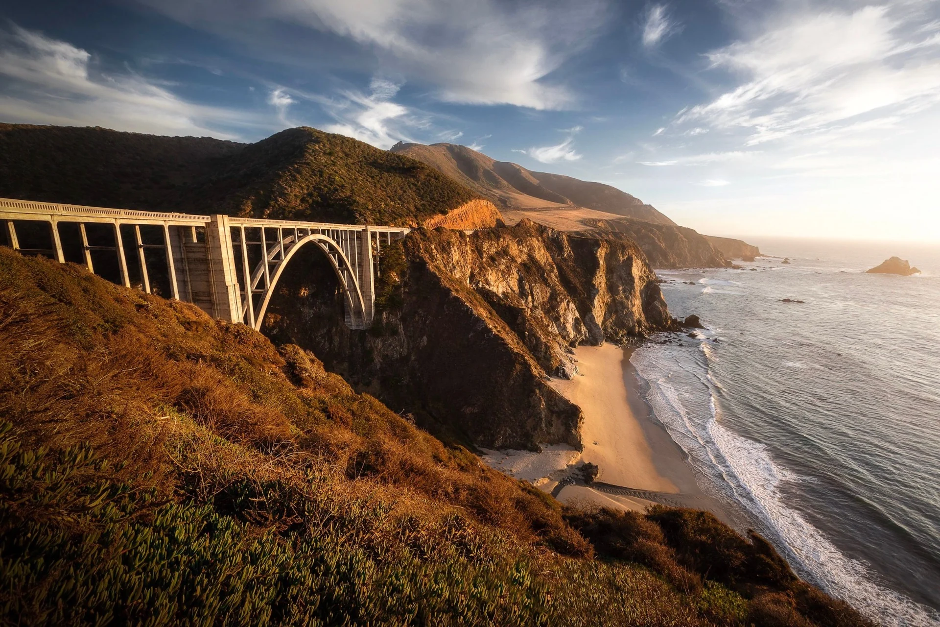 Bixby Creek Bridge above the coastal cliffs and Pacific Ocean in Big Sur